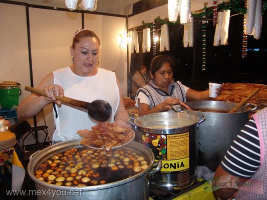 CelebraciÃ³n AÃ±o Nuevo Ciudad MÃ©xico / New Year Celebration  Mexico City2008 (04-07)
Eso sÃ­ como el ambiente estaba algo frÃ­o, nada para entrar en calor como un rico atolito de chocolate o unos buÃ±uelos con ponche de tejocotes.

Eventhough the night was cold, you could be warm drinking an chocolate atole  or some doughnuts with tejocotes punch .
Keywords: celebracion aÃ±o nuevo new year celebration mexico city ciudad 2008 angel independencia