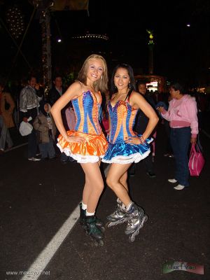 CelebraciÃ³n AÃ±o Nuevo Ciudad MÃ©xico / New Year Celebration  Mexico City2008 (06-07)
Bellas animadoras invitaban a bailar y a tomarse la foto, como el caso de estas bellas patinadoras, con las cuales tanto nacionales como extranjeros tomaron la foto del recuerdo.

Beautiful cheerleaders  invited to dance and take the picture, as these beautiful skaters, with which both national and foreign people want to took the memory photo.
Keywords: celebracion aÃ±o nuevo new year celebration mexico city ciudad 2008 angel independencia