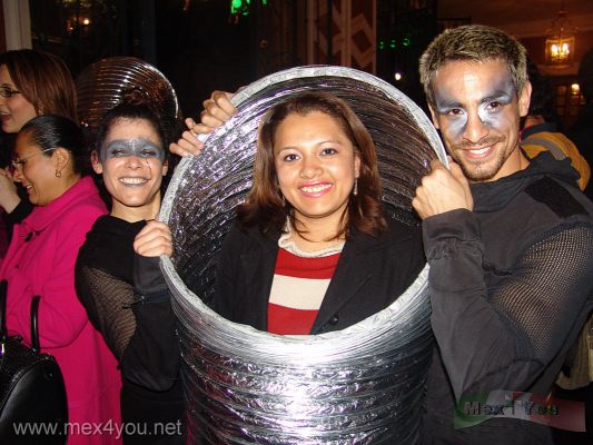 Aluminum en el Teatro de la Ciudad / Aluminum in the City Theater (06-06)
De igual manera nos encanto el desfile de modas donde cada uno de estos bailarines nos mostraba los diseÃ±os mÃ¡s vanguardistas obviamente de aluminio. Lo interesante de la presentaciÃ³n fue la interacciÃ³n con el pÃºblico hacerlo participe del movimiento de las vÃ­boras o boas me pareciÃ³, genial. Ya que el mensaje de este show es "LA RELACIÃ“N HOMBRE-TECNOLOGÃA".
No deje de asistir este 3, 4 y 5 de Octubre a partir de las 8:30 en el Teatro de la Ciudad de MÃ©xico.
TambiÃ©n el dÃ­a 10 de Octubre se presenta en el Festival Cervantino. A propÃ³sitoÂ¡ no resistÃ­ la tentaciÃ³n de tomarme una foto con este genial grupo. 
Similarly we charm the fashion show where each of these dancers showed us the most cutting-edge designs obviously aluminum. The interesting thing about the performance was the interaction with the public do participate in the movement of snakes or boas I think, great. Because the message of this show is "The male-TECHNOLOGY." 
Do not stop attending this 3, 4 and Oct. 5 from 8:30 in the Teatro de la Ciudad de Mexico. 
Also on the day on October 10 is presented in the Festival Cervantino. I could not resisted the temptation to take a picture with this wonderful group.

CrÃ­tica y comentario de: YanÃ­n RamÃ­rez Rojas. 
Keywords: aluminum teatro ciudad theater city mexico yanin ramirez