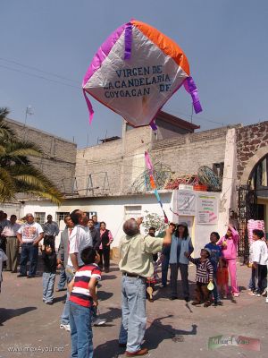 Dia de la Candelaria / Candlemas Day 2008 (04-05)
Parte de la celebraciÃ³n es elevar globos elaborados de papel de china.

Part of the celebration is to raise balloons made of china paper.
Keywords: candelaria day dia candlemas coyoacan globo ballon