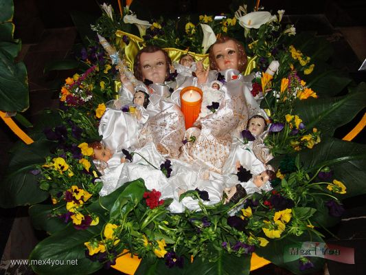 Dia de la Candelaria / Candlemas Day 2008 (05-05)
Hay gente que lleva a bendecir las imÃ¡genes de toda la familia.

Many people carried many god children blessing of the whole family.
Keywords: candelaria day dia candlemas coyoacan niÃ±o dios gol child