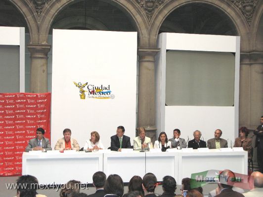 Comision de Filmaciones
Ante la comunidad audiovisual y cinematogrÃ¡fica del Distrito Federal, el Jefe de Gobierno, Marcelo Ebrard Casaubon tomÃ³ la protesta a los miembros integrantes del Consejo Directivo de la ComisiÃ³n de Filmaciones de la Ciudad de MÃ©xico, con lo cual este organismo quedÃ³ formalmente instalado para proporcionar garantÃ­as legales, jurÃ­dicas y prÃ¡cticas a los productores, a fin de que puedan realizar su trabajo, vigilar que Ã©ste se lleve a cabo en un marco legal, justo y ordenado, y promover asÃ­ a la Ciudad de MÃ©xico.

 

El Consejo Directivo estÃ¡ presidido por la secretaria de Cultura, Elena Cepeda de  LeÃ³n, y Fernando Uriegas VÃ¡zquez ha sido designado por el Jefe de Gobierno como secretario tÃ©cnico de este organismo, el cual estÃ¡ conformado por: MÃ³nica Lozada Serrano (representante de los productores de cine); Juan Osorio (productores de televisiÃ³n); MarÃ­a Teresa FernÃ¡ndez Rivas (compaÃ±Ã­as productoras de comerciales); Juan Roberto Mora Catlett (escuelas de cine en el Distrito Federal); Juan Carlos Rulfo (documentalistas); Jorge Santoyo Vargas (sociedades cooperativas), y Marcela FernÃ¡ndez Violante (videoastas).

 

Con la instalaciÃ³n de la ComisiÃ³n de Filmaciones del Distrito Federal, â€œconstruimos un nuevo modelo de colaboraciÃ³n porque consideramos que la Ciudad de MÃ©xico es el lugar perfecto para hacer filmaciones, siempre y cuando se realicen en un marco legal, justo y ordenado, en un proceso de transversalidad que hace mÃ¡s eficiente la ejecuciÃ³n de polÃ­ticas pÃºblicasâ€, seÃ±alÃ³ Elena Cepeda durante la instalaciÃ³n de esta instancia, realizada hoy en el patio del Antiguo Palacio del Ayuntamiento.


Photo by: JesÃ¹s SÃ nchez
Keywords: comision filmaciones films marcelo ebrard