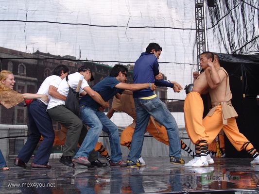 Kung Fu ShaolÃ­n en la Ciudad de MÃ©xico / Kung Fu ShaolÃ­n in Mexico City 2007 (07-08)
Incluso la Gente asistente pudo comprobar la fuerza de los monjes como en esta donde no pudieron desprender la cazuela adherida al abdomen del monje y sostenida con la energÃ­a chi.

Attending People even could verify the force of the monks like in this where they could not come off the casserole adhered to the abdomen the monk and maintained with chi energy.
Keywords: kung fu shaolin artes marciales experimenting china ciudad mexico city