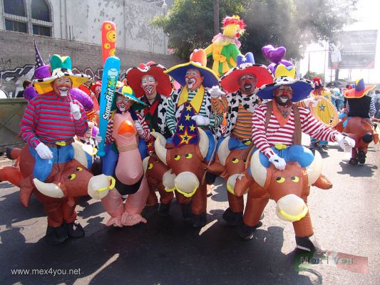 Carnaval PeÃ±Ã³n de los BaÃ±os / PeÃ±on de los BaÃ±os Carnival (02-10)
Por las principales calles del PeÃ±Ã³n de los BaÃ±os los habitantes de esta regiÃ³n se disfrazan de payasos de chinelos, etc. 

By the main streets of the PeÃ±Ã³n de los BaÃ±os inhabitants of this region wearing masquerade of chinelos of clowns, etc.
Keywords: carnaval carnival peÃ±on baÃ±os payasos clown clowns