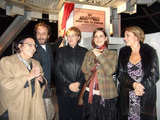 DevelaciÃ³n de Placa de la PelÃ­cula " SÃ³lo con tu Pareja" /  Plaque Develation " SÃ³lo con tu Pareja" Torre Latinoamericana Tower (03-05)
El DÃ­a miÃ©rcoles 3 de Diciembre concluyÃ³ el ciclo "AquÃ­ se FilmÃ³" con la pelÃ­cula " SÃ³lo con tu Pareja" comedia erÃ³tica de Alfonso CuarÃ³n con un guiÃ³n de Carlos CuarÃ³n. Este ciclo trajo de vuelta a las locaciones las pelÃ­culas que ahÃ­ se filmaron, en funciones gratuitas, al aire libre y con la presencia de sus protagonistas, productores y directores a la cual han asistido mÃ¡s de 4 mil espectadores y cuyo Ã©xito ha sido rotundo.

Day Wednesday December 3 concluded the cycle "was filmed here" with the movie "Only with your friends" erotic comedy by Alfonso Cuaron with a dash of Carlos CuarÃ³n. This cycle brought back to the locations movies that were filmed there, in office free, outdoors and in the presence of their players, producers and directors to which he had attended more than 4 thousand spectators with great success.
Keywords: aqui filmo pelicula film elena cepeda torre latinoamericana latinoamerican tower