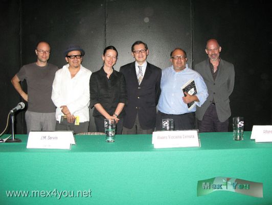 Mesa Redonda NiÃ±o Perdido / Kid Lost (02-02)
NiÃ±o perdido de IlÃ¡n Lieberman estarÃ¡ abierta al pÃºblico hasta el prÃ³ximo 10 de mayo en el Museo de la Ciudad de MÃ©xico (Pino SuÃ¡rez 30, Centro HistÃ³rico). Como un reflejo del problema social que representa la desapariciÃ³n de menores, la SecretarÃ­a de Cultura del Distrito Federal presenta esta exposiciÃ³n con el fin de mover a la reflexiÃ³n a travÃ©s de las imÃ¡genes de este artista, conocido por su trabajo como la â€œfotocopiadora humanaâ€.

La muestra se compone de 100 piezas que corresponden a imÃ¡genes de niÃ±os desaparecidos entre uno y 17 aÃ±os de edad, las cuales son copia fiel de las fotografÃ­as publicadas en la prensa. No son impresos ni fotocopias, sino dibujos que reflejan una semejanza con los recortes de periÃ³dico recopilados por el artista

Foto de: JesÃ¹s SÃ nchez.
Keywords: mesa redonda niÃ±o perdido kid lost