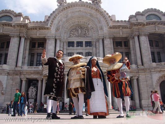 Domingo en la Ciudad de MÃ©xico / Sunday in Mexico City  2008  (01-04)
Un domingo en la Ciudad de MÃ©xico usted podrÃ¡ ver todo tipo de eventos y hasta personajes de la colonia paseando por nuestra ciudad. El es caso de la CompaÃ±Ã­a Nacional de Teatro ClÃ¡sico A.C. FÃ©nix Novohispano que se presenta en el Exconvento de Regina Coeli donde se representan Leyendas de la Nueva EspaÃ±a todos los domingos a las 19:00 hrs. 

A Sunday in Mexico City you can see all sorts of events and even personages of the colony period walking through our city. The case is the National Classical Theatre Company AC Phoenix novohispano shown in Exconvento Regina Coeli which represent Legends of New Spain every Sunday at 19:00 pm.
Keywords: bellas artes fine arts