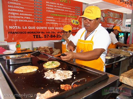 Domingo en la Ciudad de MÃ©xico / Sunday in Mexico City  2008  (03-04)
En la DelegaciÃ³n Venustiano Carranza se llevÃ³ a cabo por 5ta vez el Festival de la Torta, donde el primer sentido que se estimula es el olfato que reune los deliciosos aromas de pan a la parrila en mantequilla, carne, etc. 

In the Venustiano Carranza  Delegation was carried out by the 5th time on the Torta Festival, where the first sense that it stimulates the smell that brings together the delicious aroma of the grilled bread in butter, meat, etc..
Keywords: torta festival venustiano carranza delegacion delegation