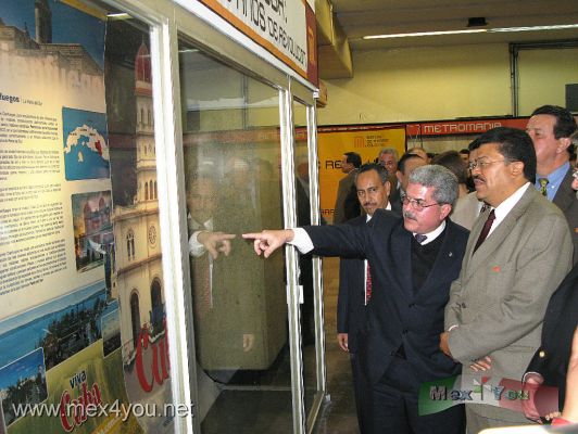 50 aÃ±os de la RevoluciÃ²n Cubana en el Metro / 50 Years of the Cuban Revolution in the Subway  (02-05)
El Embajador de Cuba: Manuel Aguilera de la Paz hizo un recorrido por la exposiciÃ²n y admirando las fotografÃ¬as expuestas  de artistas varios como Perfecto Romero , Alberto DÃ¬az Corda  y artistas modernos como es el caso del mexicano Virro Borja, etc. 

Cuban Ambassador Manuel Aguilera de la Paz was a tour of the exhibition and admire the photographs exhibited more of artists like Perfecto Romero, Alberto Diaz Corda and modern artists such as Mexican Virro Borja, etc.


Photo by: JesÃ¹s SÃ nchez
Keywords: metro cuba revolucion revolution subway 50 aniversario aniversary years