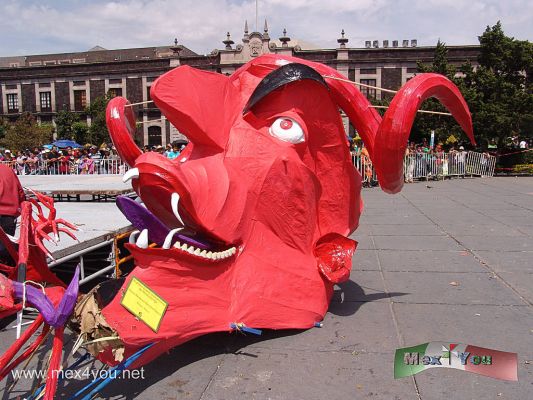 Quema de Judas / Burn the Judas 2010 (01-02)
El sÃ bado 3 de abril se llevÃ³ como en todos los aÃ±os la tradicional quema de Judas, auspiciado por el Museo Nishisawa en la plaza o zÃ³calo de Toluca en el Estado de MÃ©xico. Con nombres como: El Diablo Terremoto, Cachacuas Jefe de Jefe, El Protector de las Viudas Negras, Judas Bicentenerio e Influenza y EL Indomable, entre varios que encarnan los vicios, defectos del ser humano y tambiÃ©n defectos de algunos de los servidores pÃ¹blicos y personalidades del espectÃ culo, narcos, entre otros. 

On Saturday April 3 and took in all the years the traditional burning of Judas, Nishizawa sponsored by the Museum in the square or base of Toluca in Mexico State. With names like: The Devil Earthquake, Cachacuas Chief Chief, The Protector of the Black.
Keywords: judas burn quema juda toluca sabado gloria glory saturday diablo devil 