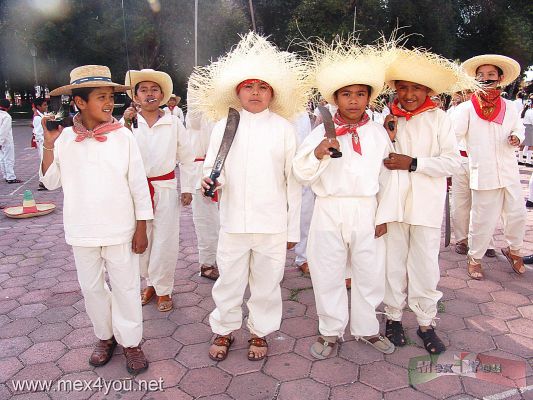 CelebraciÃ³n 5 de Mayo / 5th of May  Puebla 2008  (02-06)
En la Plaza del Municipio de Huejotzingo los niÃ±os asistentes vestÃ­an los trajes de los Franceses y los Zacapoaxtlas.

In the Huejotzingo square the children  wore costumes of the French and Zacapoaxtlas armies. 
Keywords: batalla puebla 5 mayo cinco fifth  huejotzingo puebla
