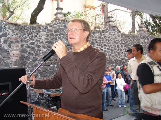 Dia de Reyes en la Ciudad de MÃ©xico / Epiphany Day in Mexico City 2008 (01-07)
El Festejo de DÃ­a de Reyes comenzÃ³ un dÃ­a antes del 6 de Enero en la DelegaciÃ³n CoyoacÃ¡n donde el Arq. Heberto Castillo hizo entrega simbÃ³lica de juguetes.

The celebration of Three Epiphany Day began a day before the January 6th at the Coyoacan Delegation  where the Architect  Heberto Castillo delivered a symbolic toys.
Keywords: dia reyes magos epiphany day three wisdom men coyoacan heberto castillo