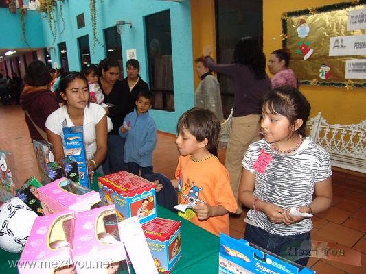 Dia de Reyes en la Ciudad de MÃ©xico / Epiphany Day in Mexico City 2008 (03-07)
Ya despuÃ©s los demÃ¡s niÃ±os de estos centros comunitarios recogieron sus juguetes eligiendo a su gusto. 

Then the children of the community centers picked up their choosing toys to their liking.
Keywords: dia reyes magos epiphany day three wisdom men coyoacan heberto castillo