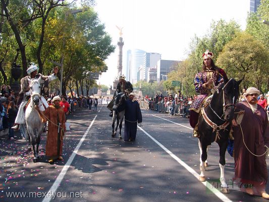 Dia de Reyes en la Ciudad de MÃ©xico / Epiphany Day in Mexico City 2008 (05-07)
A las 11 de la maÃ±ana iniciÃ³ el desfile partiendo del museo de AntropologÃ­a y hasta la Glorieta a ColÃ³n haciendo las delicias de los niÃ±os asistentes. 

At 11 o'clock in the morning began the parade starting at Museum of Anthropology and until the Glorieta Columbus doing delight of the children.
Keywords: dia reyes magos epiphany day three wisdom men  paseo  reforma avenue angel de la independencia independence angel