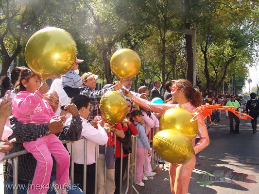 Dia de Reyes en la Ciudad de MÃ©xico / Epiphany Day in Mexico City 2008 (06-07)
Con carros alegÃ³ricos, equilibristas, payasos hicieron las delicias de los niÃ±os asistentes a el Desfile de los Reyes Magos.

With floats,skaters, clowns made delight of the children attending to this colorful parade.
Keywords: dia reyes magos epiphany day three wisdom men  paseo  reforma avenue