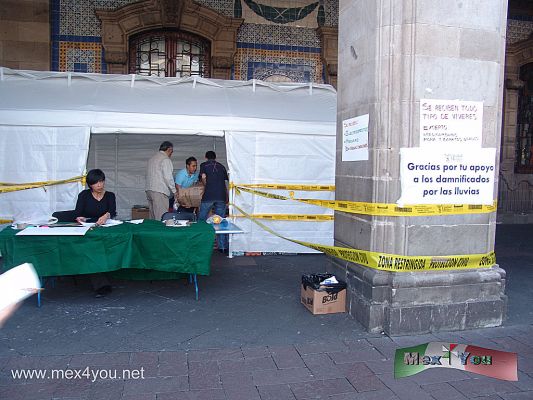 Acciones para ayuda de Danmificados / Actions to help flood victims (02-02)
SegÃ¹n las autoridades del Gobierno del Distrito Federal las primeras donaciones que recibieron fueron hechas por los restauranteros del Centro HistÃ²rico y esperan que la gente del Distrito Federal siga ayudando a los danmificados por las inundaciones en las delegaciones Venustiano Carranza e Iztapalapa.
Keywords: danmificados inundaciones flood victims victim iztapalapa venustiano carranza