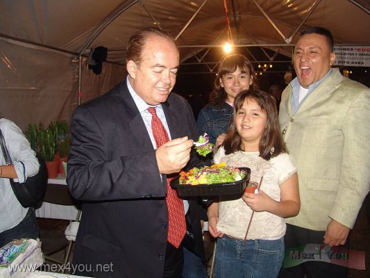 InauguraciÃ³n 5to Festival de Plantas y Flores de Verano / Opening 5th Summer Flowers Festival 2008 (05-06)
El Lic. Juan Carlos Arnau, Director General de Programas EstratÃ©gicos SecretarÃ­a de Turismo probÃ³ una ensalada preparada por el chef Giovanni Pedroza, la cual incluyÃ³ flores tales como: Begonias, mastuerzos, entre otras. 

Lic. Juan Carlos Arnau, CEO of Strategic Programs Department of Tourism tasted a salad prepared by chef Giovanni Pedroza, which included flowers such as: Begonias, cress, among others.
Keywords: festival flowers flores plantas paseo reforma avenue