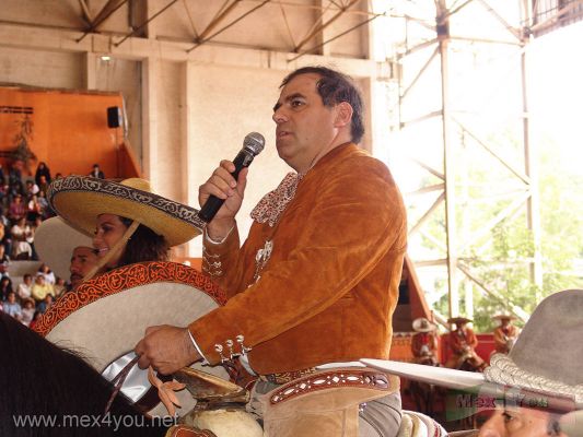 Charreada en honor a Pedro Infante / Charreada in honor to Pedro Infante 2007 ( 05- 11 )
El Presidente de la AsociaciÃ³n Nacional de Charros dirigiÃ³ unas palabras en las cuales agradeciÃ³ la participaciÃ³n de Pedro Infante en la difusiÃ³n de este deporte nacional.

The President of the National Association of Charros directed a speech in which mentioned the participation of Pedro  Infante in the diffusion of this national sport.
Keywords: charreada charros charro asociacion nacional de charros