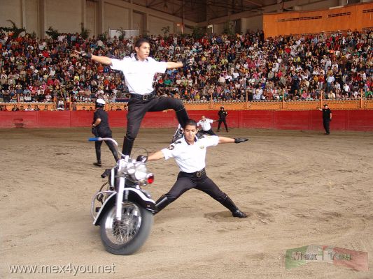 Charreada en honor a Pedro Infante / Charreada in honor to Pedro Infante 2007 ( 09 - 11 )
Como espectÃ¡culo adicional se presentÃ³ el Cuerpo AcrobÃ¡tico de Motociclistas , los cuales mostraron su valor y habilidad en cada una de las suertes. Este espectÃ¡culo se hizo para recordar que Pedro Infante tambiÃ©n participÃ³ en este tipo de show.

As additional spectacle appeared the Acrobatic Body of Motorcyclists, who showed to their value and ability. This spectacle was made to remember that Pedro Infante also participated in this type of show.
Keywords: charreada charros charro asociacion nacional de charros  motociclistas motorcycle moto cuerpo acrobatico