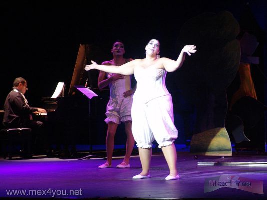 Ã‰rase una vez en LÃ¡tex / Once upon a time in Latex  Regina Orozco 2008 (01-05)
En el Teatro de la Ciudad el miercoles 6 de Agosto 2008 se llevÃ³ a cabo la funciÃ³n del espectÃ¡culo: Ã‰rase una vez en LÃ¡tex con Regina Orozco. A tono con la XVII Conferencia Internacional sobre el SIDA, se llevÃ³ a cabo este show.

At the "Teatro de la Ciudad" Wednesday, August 6th, 2008 took place the show: "Once upon a time in Latex" with Regina Orozco. In tune with the XVII International Conference on AIDS.

CrÃ­tica de: YanÃ­n RamÃ­rez.
Keywords: teatro ciudad theater city regina orozco erase latex once upon time vih sida aids