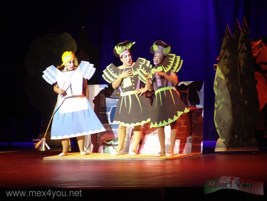 Ã‰rase una vez en LÃ¡tex / Once upon a time in Latex  Regina Orozco 2008 (02-05)
Tomando como base los ya famosos cuentos clÃ¡sicos como la Cenicienta, Rapunzel , la Caperucita, etc se mostrÃ³ de una forma humorÃ­stica y a la vez educativa sobre temas de sexualidad como: el uso del condÃ³n, sexo oral, etc.Las malvadas brujas se hicieron presentes pero ellas mandando el mensaje de realizarse las pruebas medicas pertinentes para llevar un control de el ritmo sexual de cada una de ellas; Y si no fuera poco tambiÃ©n se regalaron condones para que el mensaje fuera mÃ¡s consiso.

Based on the famous stories and classics like Cinderella, Rapunzel, Red Ridinghood, etc. was a humorous way and at the same time on educational issues of sexuality as: the use of condoms, oral sex, etc.. 


CrÃ­tica de: YanÃ­n RamÃ­rez.
Keywords: teatro ciudad theater city regina orozco erase latex once upon time vih sida aids