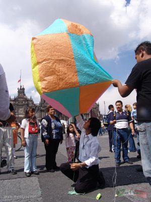 Primera Feria del Arte Popular / First Popular Art Fair Mexico City 2007  ( 06-07 )
Si usted se pone " buzo" encontrarÃ¡ verdaderas sorpresas, por lo cual le sugerimos traer su cÃ¡mara fotogrÃ¡fica y a toda su familia.

If you are smart, you will find really surprises, thus we suggested you to bring your camera and to all your family.
Keywords: arte popular art feria fair  artesania artesanias  craft globos balloon