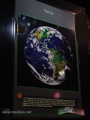 El Universo para que lo Descubras / The Universe to you Discover  2009 (01-05)
Gigantescas esferas que flotan en el espacio cercano y gravitan alrededor de sol, mientras componen el sistema planetario. El impacto que las estrellas causan en su entorno al mostrar la textura y fragilidad del medio interestelar que las rodea, etc. Descubre el Universo es una exposiciÃ²n fotogrÃ fica con imÃ genes captadas con los mejores telescopios del mundo, donde se muestras algunos de estos complejos aparados que han contribuido a conocer estos cuerpos astronÃ²micos. 

Giant spheres that float in space and near gravitating around the sun, while up the planetary system. The impact that caused the stars in their environment to show the texture and fragility of the surrounding interstellar medium, etc.
Keywords: universo universe discover descubrir exposition exposicion rejas chapultepec grills