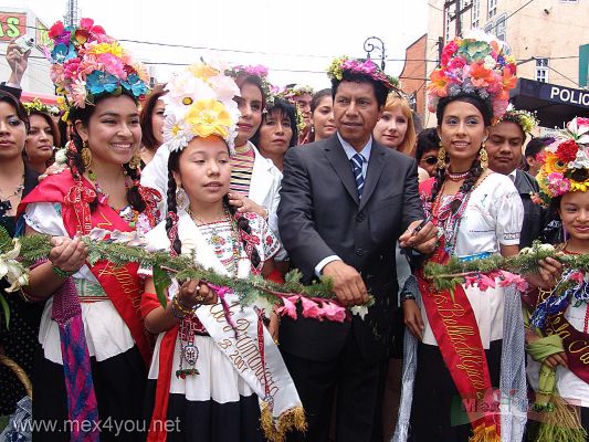 La Flor mÃ¡s Bella del Ejido / The Most Flower of Ejido Final 2008 (02-10)
El delegado de Xochimilco Uriel GonzÃ¡lez MonzÃ³n y las flores del 2007, 1er lugar Bertha Leticia Ayala, 3er lugar Dafne del Carmen  Moreno  y extraÃ±amos a la chica del 2do lugar Karla Natividad, las cuales  cortaron el listÃ³n dando inicio a la Flor MÃ¡s Bella del Ejido 2008.

The delegate of Xochimilco Uriel Gonzalez Monzon and flowers of 2007, 1st Place Bertha Leticia Ayala, 3rd place Dafne del Carmen  Moreno Caballo and we miss the girl's 2nd place Karla Natividad, who cut the ribbon starting the Most Beautiful Flower of Ejido 2008.
Keywords: flor flower ejido xochimilco mas bella uriel gonzalez monzon