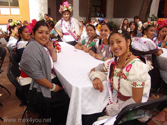 La Flor mÃ¡s Bella del Ejido / The Most Flower of Ejido Final 2008  (10-10)
Las chicas participantes en la Flor mÃ¡s Bella del Ejido 2008  tomaron un breve descanso y una merecida comida en este evento que culminarÃ¡ el domingo 16 de Marzo. Mucha Suerte a todas las participantes.  Le recomendamos asistir, ya que habrÃ¡ muchos eventos y artesanÃ­as y plantas para todos los gustos Â¡Â¡

The girls participants took a short break and a well-deserved meal at this event, which will culminate on Sunday, March 16th. Good luck to all participants. We advise you to attend because there will be many events and crafts and plants for all tastes
Keywords: flor flower ejido xochimilco mas bella comida mexicana mexican food
