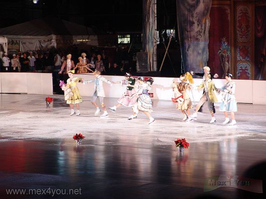 El Cascanueces en la Pista de Hielo / The Nutcracker in the Ice Rink (01-05)
El miercoles 10 de Diciembre el ZÃ³calo de la Ciudad de MÃ©xico volviÃ³ a hacer historia, ya que se representÃ³, por primera vez en la Pista de Hielo mÃ¡s Grande del mundo el ballet sobre hielo del Cascanueces.  La funciÃ³n empezÃ³ a las 7 de la tarde y ya para entonces la gente hacÃ­a grandes filas para observar este espectÃ¡culo Ãºnico en nuestro paÃ­s. 
Keywords: pista hielo ice rink nutcracker cascanueces