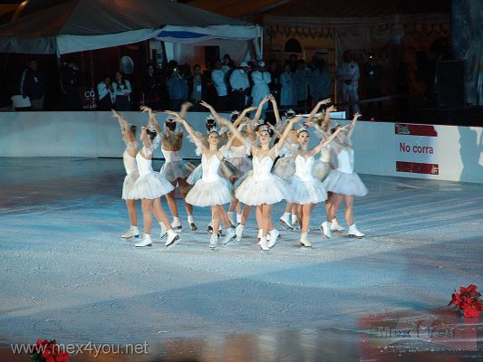 El Cascanueces en la Pista de Hielo / The Nutcracker in the Ice Rink  (02-05)
En la representaciÃ³n del Cascanueces en la Pista de Hielo participaron: La Orquesta FilarmÃ³nica de la Ciudad de MÃ©xico, para la CompaÃ±Ã­a Estatal de Ballet Sobre Hielo de San Petersburgo, dirigidas por Marco Parisotto y Mikhail Kaminov, respectivamente. Los cuales llevaron un espectÃ¡culo Ãºnico en nuestra Ciudad de MÃ©xico. 


Keywords: pista hielo ice rink nutcracker cascanueces