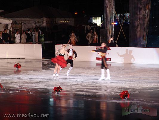 El Cascanueces en la Pista de Hielo / The Nutcracker in the Ice Rink (03-05)
Para el CoreÃ³grafo principal  Konstantin A. Rassadin, nunca se habÃ­a adaptado El Cascanueces a una pista de hielo tan grande, lo que significÃ³ un reto para todos los patinadores, quienes tambiÃ©n actuaron bajo un clima totalmente distinto al que estÃ¡n acostumbrados, el cual disfrutaron por ser cÃ¡lido y permitir que se lleve a cabo al aire libre.

Keywords: pista hielo ice rink nutcracker cascanueces