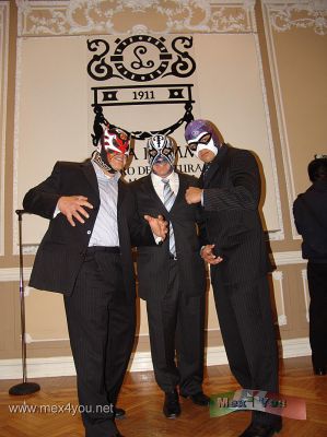 Lucha GrÃ fica 75 Aniversario / Graphic Wrestling 75th anniversary (05-06)
Aqui vemos a los luchadores: Ã™ltimo Guerrero, Atlantis y el Hijo del Fantasma, quienes asistieron a la Casa Lamm a la exposiciÃ²n y admiraron las imÃ genes.

Here we see the fighters: Finally Guerrero, Atlantis and the Son of the Phantom, who attended the Casa Lamm and admired the display images.
Keywords: lucha libre wrestling consejo mundial anniversary aniversario lakra cristian pineda Doctor casa lamm  catchascatchcan porrazo jean sebastian