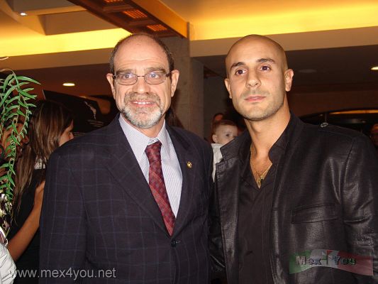 Clausura ExposiciÃ³n Latidos de AmÃ©rica Rejas Chapultepec /  America's Hearth Beat   Chapultepec Grates 2008 (01- 06)
El gran FotÃ³grafo Ariel Carlomagno en la foto con el Embajador de Uruguay JosÃ© Ignacio KORZENIAK PASTORINO.

The great Photographer Ariel Charlemagne in the photo with the Uruguay ambassador Jose Ignacio KORZENIAK Pastorino.
Keywords: grand cru exposicion exhibition exposition chapultepec rejas latidos america beat beats ariel carlomagno uruguay ambassador embajador
