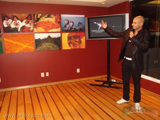 Clausura ExposiciÃ³n Latidos de AmÃ©rica Rejas Chapultepec /  America's Hearth Beat   Chapultepec Grates 2008 (01- 06)
El fotÃ³grafo Argentino nos platicÃ³ acerca de su exhibiciÃ³n fotogrÃ¡fica y de su intento de unir al continente a travÃ©s de sus imÃ¡genes que nos comunican las peculiaridades y fortalezas de nuestros pueblos de AmÃ©rica. Al final  agradeciÃ³ a los patrocinadores, asÃ­ como a las autoridades de la SecretarÃ­a de Cultura del Distrito Federal por el apoyo brindado. 

The Argentine photographer talked us about his photographic exhibition and his attempt to unite the continent through the images, which  communicate us the strengths and peculiarities of our people of americas. At the end he  thanked the sponsors, and the authorities of the Secretariat of Culture of the Federal District for their support.
Keywords: grand cru exposicion exhibition exposition chapultepec rejas latidos america beat beats ariel carlomagno