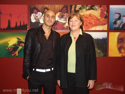 Clausura ExposiciÃ³n Latidos de AmÃ©rica Rejas Chapultepec /  America's Hearth Beat   Chapultepec Grates 2008 (01- 06)
La Secretaria de Cultura: Elena Cepeda de LeÃ³n con el FotÃ³grafo Argentino Ariel Carlomagno.

The Secretary of Culture: Elena Cepeda de Leon with the Argentine Photographer Ariel Charlemagne.
Keywords: grand cru exposicion exhibition exposition chapultepec rejas latidos america beat beats ariel carlomagno secretaria cultura elena cepeda leon