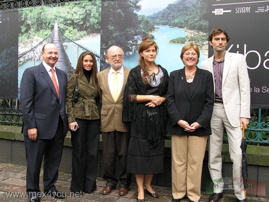 XibalbÃ¡ en las Rejas de Chapultepec /  Xibalba in the Chapultepec's Grilles (01-04)
El lunes 8 de Septiembre 2008 se llevÃ³ a cabo la inauguraciÃ³n de la exposiciÃ³n fotogrÃ¡fica XibalbÃ¡ en las ya famosas rejas de Chapultepec como galerÃ­a al aire libre. En la foto de izquierda a derecha: JosÃ© Diego GutiÃ©rrez, Sissi Harp, Dr JosÃ© SarukhÃ¡n, Susanne Steines, Elena Cepeda de LeÃ³n y John Mack. 

On Monday, September 8th, 2008 took place the inauguration of the photo exhibition Xibalba in the already famous bars Chapultepec as open-air gallery. In the photo from left to right: Jose Diego Gutierrez, Sissi Harp, Dr JosÃ© SarukhÃ¡n, Susanne Stein, Elena Cepeda de Leon and John Mack.

Photos by: JesÃºs SÃ¡nchez.
Keywords: chapultepec rejas xibalba selva lacandona jungle