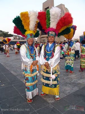 Dia de la Virgen de Guadalupe / Guadalupe Virgin Day 2008 (05-05)
Los SeÃ±ores Rafael y Ãngel GarcÃ­a del estado de Aguascalientes nos trajeron su danza de los Matlachines como tributo a la Virgen de Guadalupe en su dÃ­a. 
Keywords: virgen guadalupe virgin basilica azteca conchero