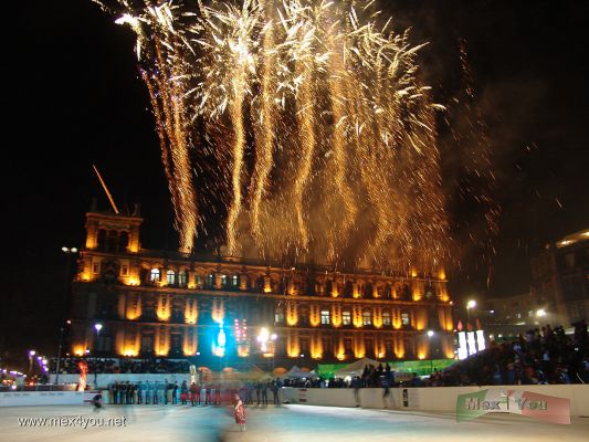 Clausura Pista Hielo / Ending Ice Rink 2008 (01-05)
En palabras de Marcelo Ebrard la pista de hielo mÃ¡s grande del mundo  atrajo mÃ¡s de medio millÃ³n de asistentes en los 40 dÃ­as que funcionÃ³ esta. A la clausura asistieron mÃ¡s de cuatro mil personas y la cual estuvo enmarcada con un gran espectÃ¡culo de fuegos artificiales.

In the words of Marcelo Ebrard the ice rink, the most largest in the world, attracted more than half a million attendees in the 40 days that this worked. At the close attended by more than four thousand people and which was framed with a great show of fireworks.
Keywords: clausura pista hielo ending Ice rink zocalo ciudad mexico city