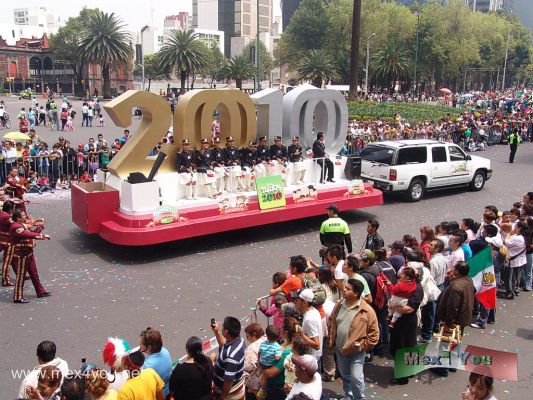 Desfile de los NiÃ±os del Bicentenario / Bicentennial Kids Parade 2009 (04-04)
Gente con zancos, atletas olÃ­mpicos y atletas modernos fueron la constante durante este desfile que hizo las delicias de todos los asistentes y no sÃ³lo de los niÃ±os. 
Keywords: desfile parade niÃ±os kids children bicentenario bicentennial paseo reforma avenue