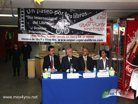DÃ­a Internacional del Libro / Book International Day 2010 (01-02)
El miercoles 14 de abril se llevÃ³ a cabo una conferencia de prensa en el Pasaje ZÃ³calo Pino SÃºarez para anunciar que se llevarÃ¡ a cabo  por primera vez el 23 de abril la celebraciÃ³n mundial del libro y del derecho de Autor la 1a Gran Venta Nocturna del Libro. Se celebran tambiÃ©n los 13 aÃ±os de que los editores se encuentran en este pasaje harÃ¡n un esfuerzo para favorecer al pÃºblico lector ofreciendo precios especiales durante casi todo el dÃ­a del prÃ³ximo viernes 23. 

On Wednesday April 14 held a press conference at Pasaje ZÃ³calo Pino Suarez to announce that will be held for the first time the celebration April 23 World Book and Copyright Day's 1st Night Grand Book Sale . These are held the 13 years that publishers are in this passage will make an effort to encourage the reading public offering special rates for almost all day next Friday 23. 
 


Photo by: JesÃºs SÃ¡nchez
Keywords: dia internacional libro international book day 