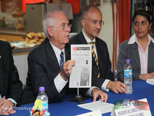Dia Internacional del Libro / Book International Day 2010 (02-02)
En la conferencia de prensa tambiÃ©n se anunciÃ³ la apariciÃ³n del periÃ³dico " Pagina Roja". Este periÃ³dico se publicarÃ¡ bimestralmente, se repartirÃ¡ en varios puntos de la ciudad y todos ellos cercanos a estaciones concurridas del Metro y ademÃ s serÃ¡ gratuito.  Dicho periÃ³dico sera sufragado por recursos propios de los editores que estarÃ¡n presentes en " un paseo por los libros". El contenido serÃ¡ una descripciÃ³n del libro para atraer al lector y si capta la atenciÃ³n, este lo pueda adquirir. 

In the press conference also announced the appearance of the newspaper "Red Page." This journal is published bimonthly, is spread over several parts of the city and they all crowded near subway stations and will also be free. This period shall be borne by the editors' own resources that will be on "a walk in the books." The content will be a description of the book to attract the reader captures the attention and if this it can afford.

photo by: JesÃºs SÃ¡nchez
Keywords: dia internacional libro international book day