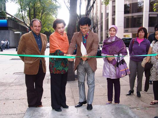 ExposiciÃ³n / Exhibition Indonesia (01-03)
El sÃ¡bado 15 de noviembre se inaugurÃ³ la exposiciÃ³n de Indonesia en el Paseo de la Reforma. Al evento asistieron: Coordinadora de Patrimonio Cultural e HistÃ³rico;Guadalupe Lozada, La Exposa del embajador de Indonesia; Sra. Dian Ariana Nitimihardja y el Primer Secretario; Sr. Hendra Halim.

On Saturday, November 15th inaugurated the exhibition of Indonesia on the Paseo de la Reforma avenue. The event was attended: Coordinator of Cultural and Historical Heritage; Guadalupe Lozada, the Expos of the ambassador of Indonesia; Ms. Dian Ariana Nitimihardja and the Chief Secretary, Mr. Hendra Halim.
Keywords: indonesia paseo reforma avenue