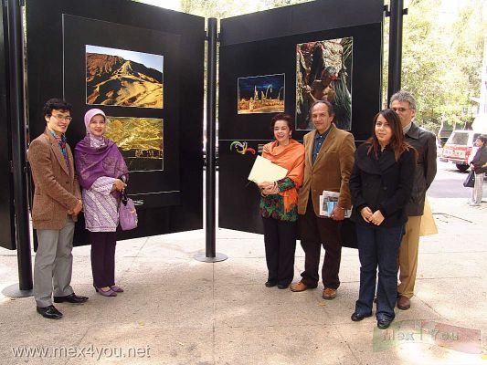 ExposiciÃ³n / Exhibition Indonesia (02-03)
Representantes de MÃ©xico e Indonesia asistieron al recorrido donde se pudieron apreciar hermosas fotografÃ­as de los distintos paisajes y las etnias de este archipielago.

Representatives of Mexico and Indonesia attended the tour where he could appreciate the beautiful photographs of landscapes and various ethnic groups of this archipelago.
Keywords: indonesia paseo reforma avenue