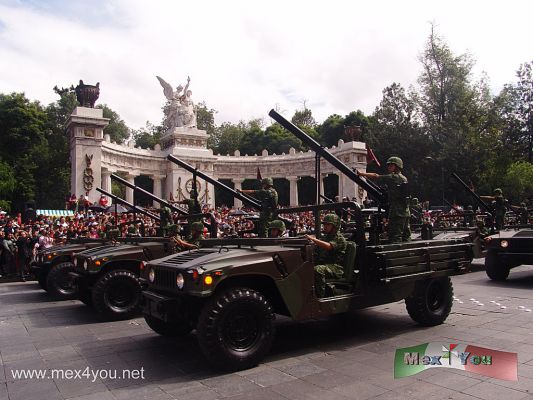Desfile Militar / Military Parade 2009 (02-19)
A partir de las 10:45 la gente ya esperaba el inicio del desfile y silbaba apurando a que comenzara. Las principales calles del centro histÃ³rico de la Ciudad de MÃ©xico estaban repletas de gente que desde temprano habÃ­a llegado para apartar los mejores lugares. 
Keywords: militar desfile parade military army ejercito mexicano mexican fiestas patrias party ciudad mexico city 16 septiembre september