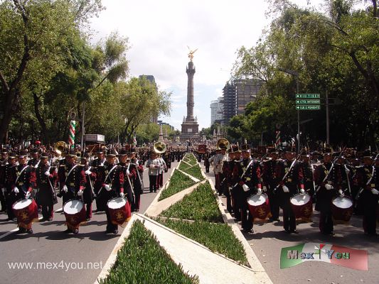 Desfile Militar / Military Parade 2009 (04-19)
Las principales calles estaban abarrotadas por niÃ±os y por gente que estaba orgulloso al ver a su ejÃ©rcito marchar con gran garbo. 
Keywords: militar desfile parade military army ejercito mexicano mexican fiestas patrias party ciudad mexico city 16 septiembre september