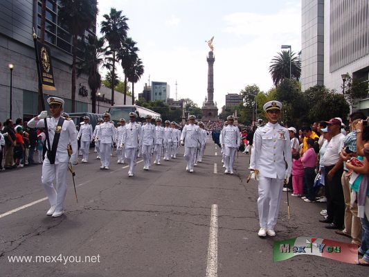 Desfile Militar / Military Parade 2009 (05-19)
A diferencia de otros aÃ±os esta vez el desfile diÃ³ vuelta en la avenida Tiber al lado del Ãngel de la Independencia bajo el asombro de la gente asistente. 
Keywords: militar desfile parade military army ejercito mexicano mexican fiestas patrias party ciudad mexico city 16 septiembre september