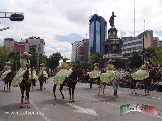 Desfile Militar / Military Parade 2009 (09-19)
Las hermosas y hÃ biles amazonas tambiÃ©n despertaron la admiraciÃ³n y piropos de la gente asistente. 
Keywords: militar desfile parade military army ejercito mexicano mexican fiestas patrias party ciudad mexico city 16 septiembre september charro charros amazona charreria mexicana