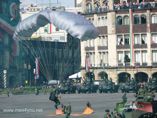 Desfile Militar / Military Parade 2009 (12-19)
Foto de JesÃ¹s SÃ nchez.
Keywords: militar desfile parade military army ejercito mexicano mexican fiestas patrias party ciudad mexico city 16 septiembre september paracaidas parachute zocalo