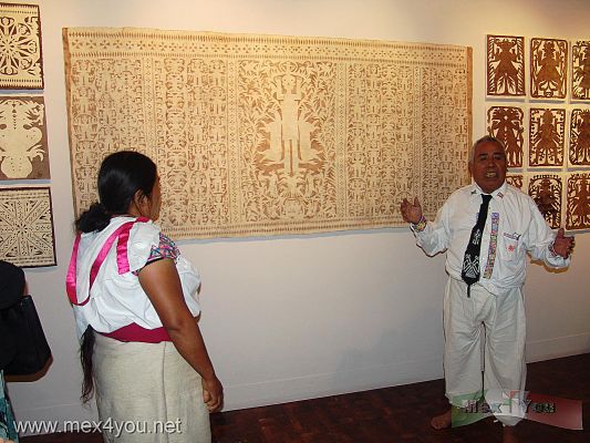 InauguraciÃ³n Amate-Papiro MAPr/ Opening Amate-Papiro Popular Art Museum
Durante la inauguraciÃ³n tuvimos la presencia de los artesanos de puebla: Margarito GarcÃ­a y su esposa DoÃ±a Faustina de San Pablito PahuatlÃ¡n, Puebla,  quienes nos explicaron el papel del papel como ofrenda.

During the inauguration had the presence of the artisans of peoples: Margarito Garcia and his wife Donna Faustina San Pablito PahuatlÃ¡n, Puebla, whom we explained the role of paper as an offering. 
Keywords: museo arte popular inauguracion opening embajador ambassador egypt egipto amate papiro